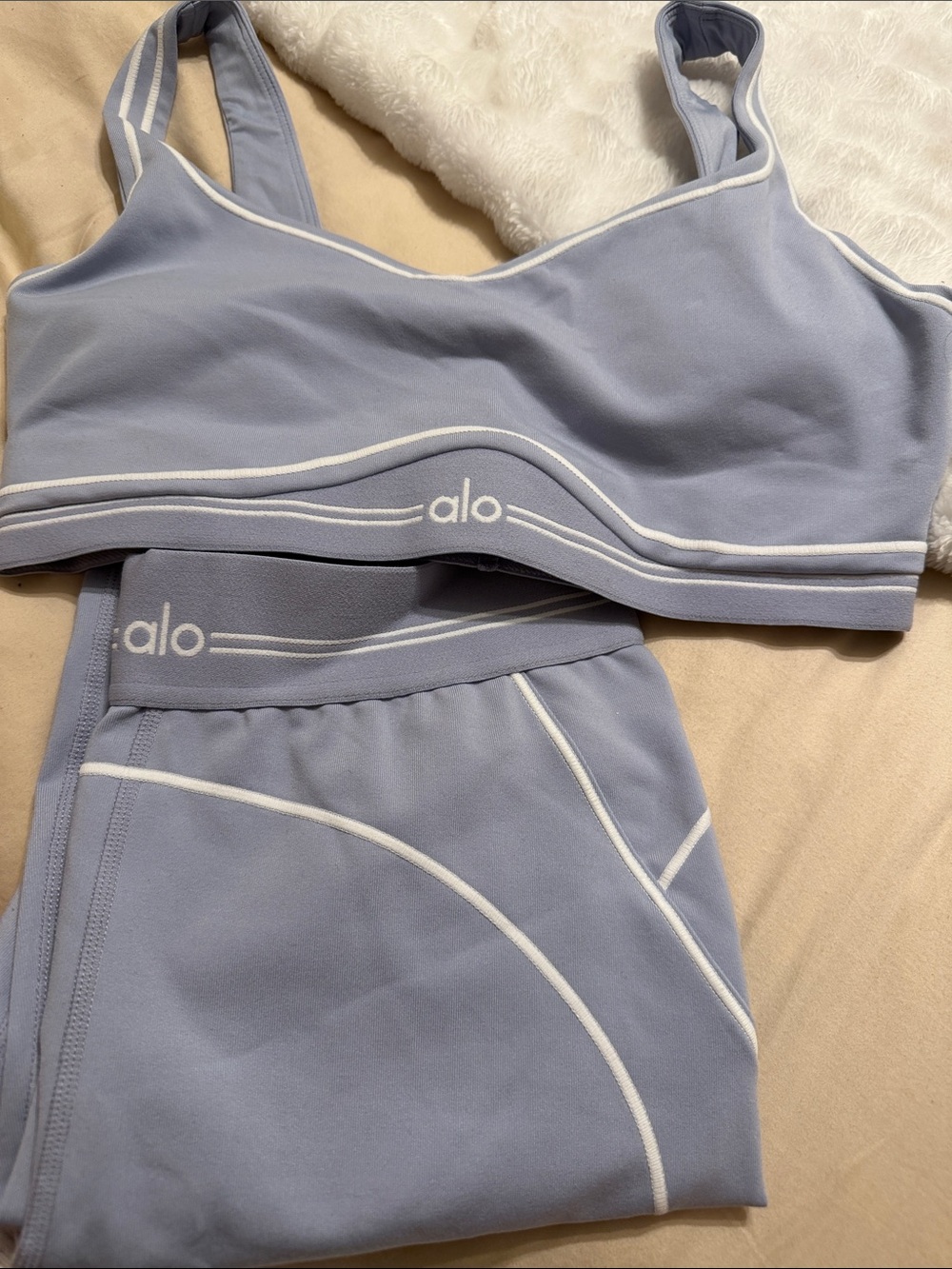 ALO Yoga Lavender Sports Bra and Leggings Set with White Piping